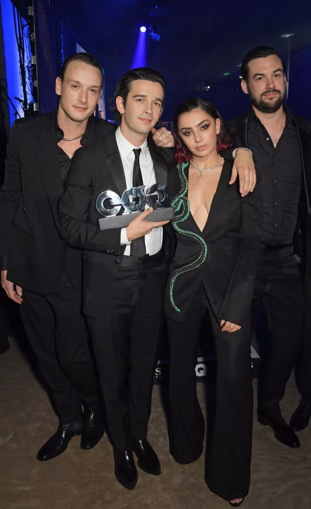 Tình bạn của Matty Healy bị nghi ngờ vì vắng mặt đám cưới bạn thân Vợ chồng George và Charli có mối quan hệ thân thiết với Matty