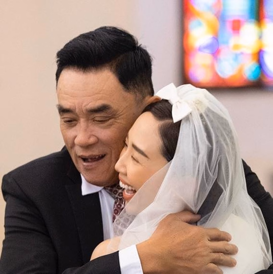 Mẹ ruột vắng bóng trong lễ cưới riêng tư của Tóc Tiên.