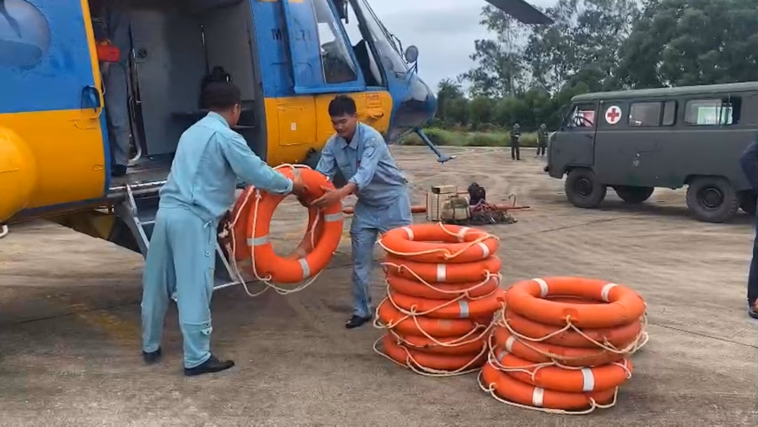 Hàng cứu trợ đã được trực thăng chuyển đến xã Mường Xén trong sáng nay. Ảnh: Đỗ Dương, Trung đoàn 916.