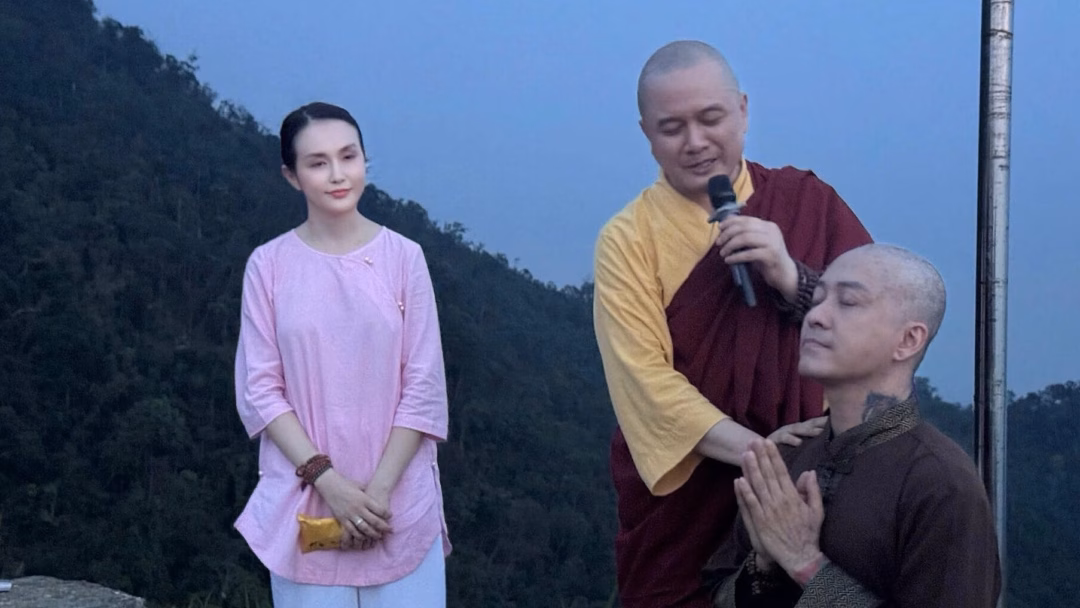 Tuấn Hưng xuống tóc quy y tìm về Phật pháp cầu phúc cho mẹ Ca sĩ bên bà xã Hương Baby. Ảnh: Nhân vật cung cấp