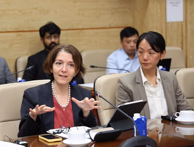 Việt Nam đạt mức II và III trong kiểm tra y tế quốc tế TS Angela Pratt, Trưởng Đại diện và bà Jennifer Horton, Phó Trưởng Đại diện và các cán bộ nhóm An ninh Y tế và Tình trạng Y tế khẩn cấp.