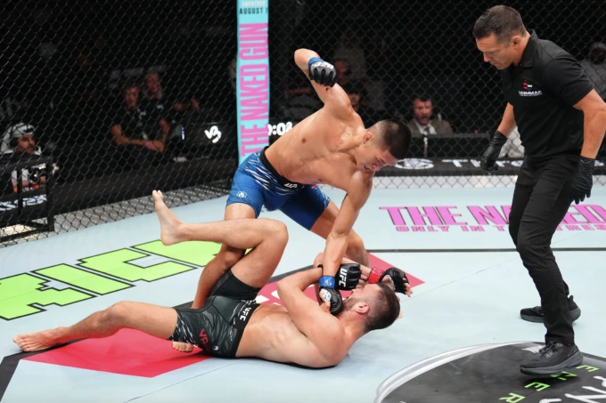 Võ sĩ Mỹ gốc Việt thắng knock-out kỹ thuật, đối thủ gãy xương ở vùng gò má Trọng tài Herzog (phải) bắt chính trận Steven Nguyen đấu Yahya. Ảnh: Zuffa LLC