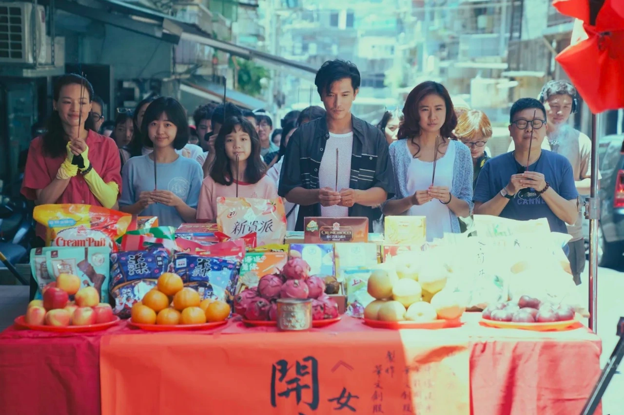 Bạch Tiểu Anh (thứ hai từ trái sang) bên cạnh Thư Kỳ và đoàn phim Girl tại lễ khởi quay tác phẩm diễn ra ở Đài Loan hồi năm ngoái. Trong tác phẩm, diễn viên trẻ vào vai Lâm Tiểu Lệ, một cô gái sống khép kín, lặng lẽ, trải qua nhiều biến động trong cuộc đời, mắc kẹt giữa khao khát tự do, ước mơ và hiện thực tàn nhẫn