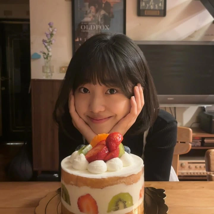 Bạch Tiểu Anh trong sinh nhật thứ 17 vào tháng 10.2024. Nữ diễn viên 10X biết ơn vì gặp được những giáo viên, bạn học tuyệt vời, thử sức những điều mình muốn làm và có công việc yêu thích. Dù bận rộn đóng phim, nữ sinh này vẫn ưu tiên việc học, luôn đặt mục tiêu nằm trong top đầu của lớp. Trong tương lai, cô cũng muốn có cơ hội tham gia các bộ phim hành động