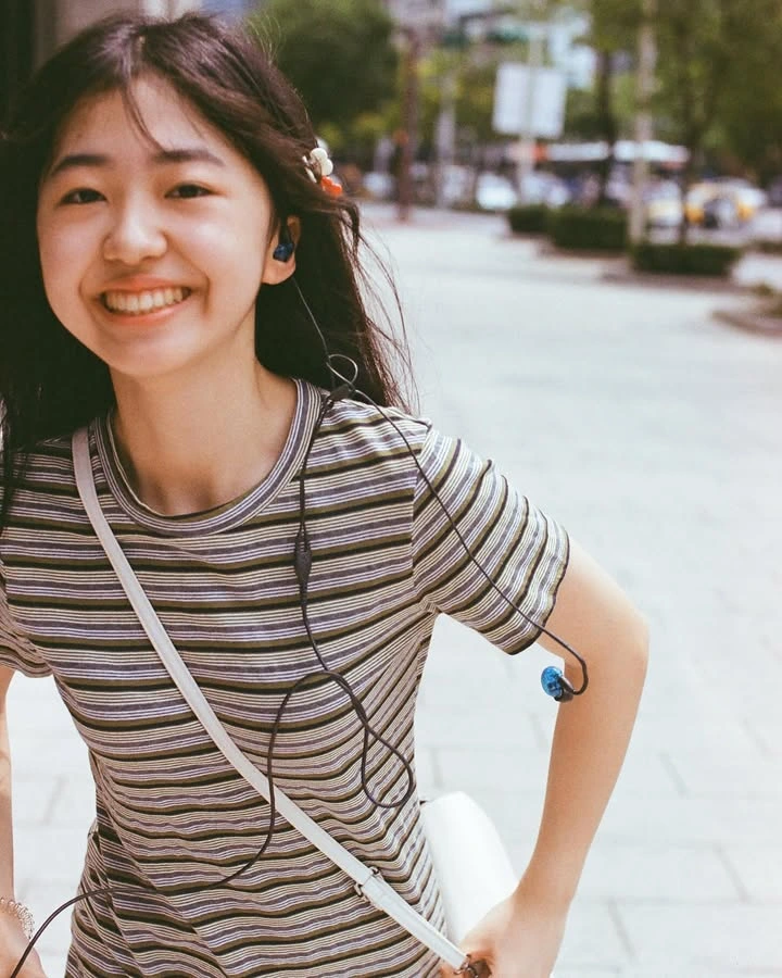 Cô thu hút ánh nhìn với gương mặt cân đối, mắt to tròn và nụ cười rạng rỡ, toát lên nét trong trẻo, thơ ngây