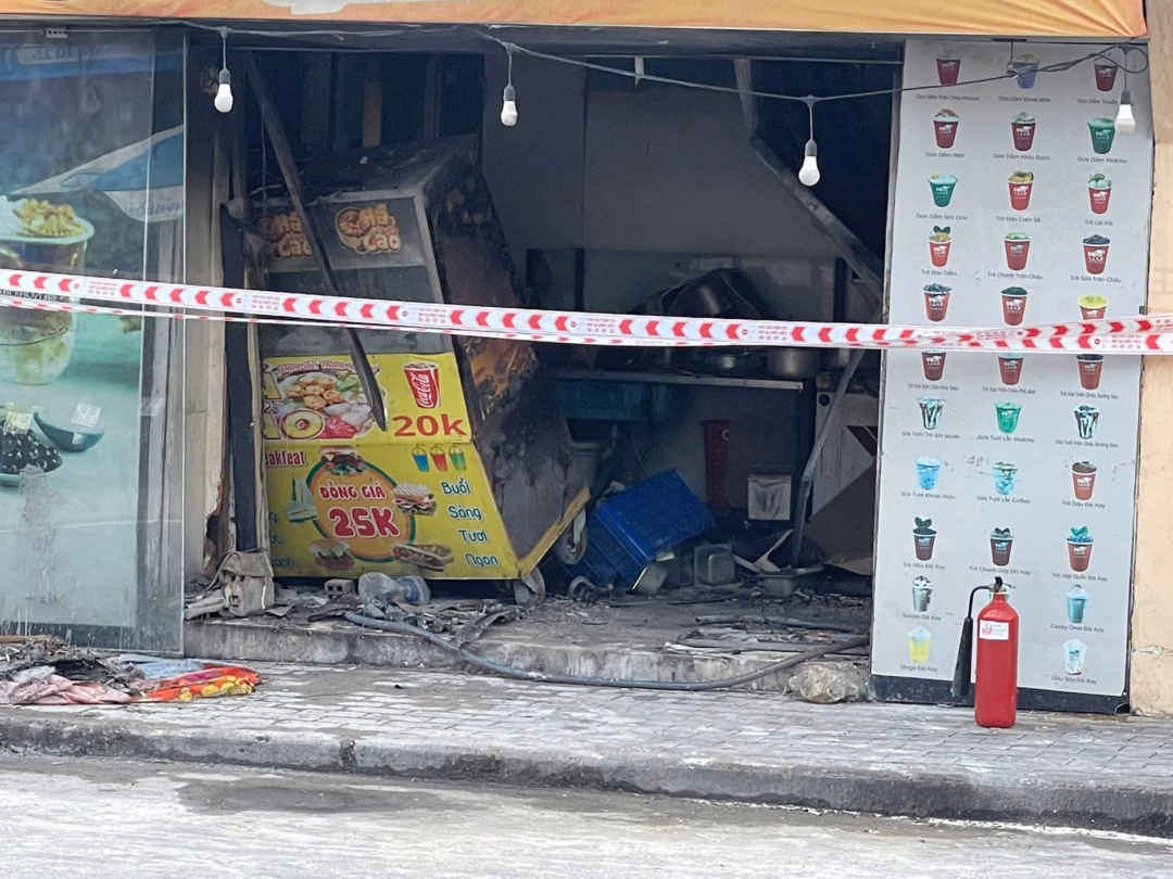 Ki-ốt bị cháy kinh doanh dừa dầm. Ảnh: HA.