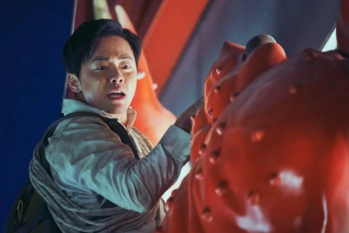 Diễn viên Hàn Jo Jung-suk gây sốt với biến hóa đa diện Trong “Exit” (2019), Jo Jung-suk khiến khán giả ngạc nhiên bởi những pha hành động gay cấn.
