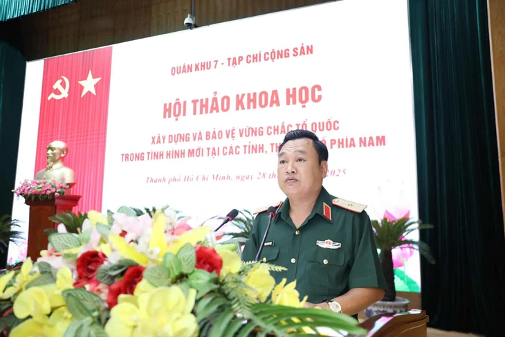 Thiếu tướng Trần Vinh Ngọc - chính uỷ Quân khu 7 nhận định Hội thảo khoa học, xây dựng và bảo vệ vững chắc Tổ quốc trong tình hình mới tại các tỉnh, thành phố phía Nam là hoạt động rất ý nghĩa - Ảnh: LÊ TIẾN