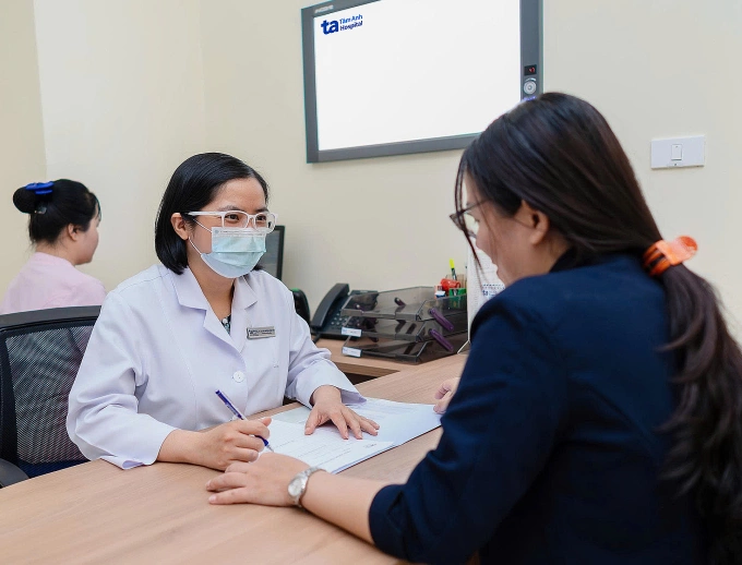 Bác sĩ Kim Yến tư vấn cho phụ nữ khám phụ khoa định kỳ. Ảnh minh họa: Thanh Thúy