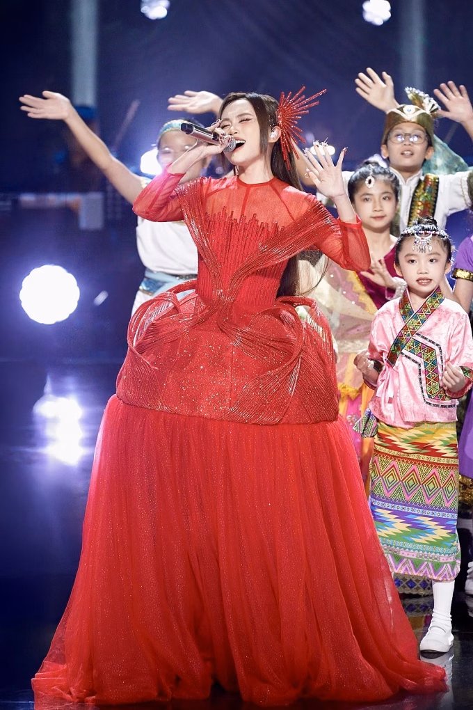 Phương Mỹ Chi giành giải ba cuộc thi âm nhạc châu Á Sing! Asia Phương Mỹ Chi thể hiện ca khúc "Chopsticks". Ảnh: FPT Play