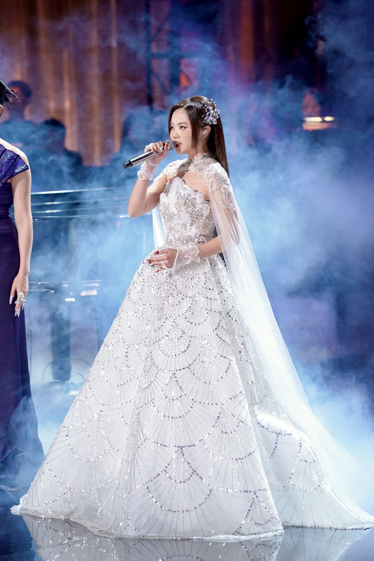 Phương Mỹ Chi kết hợp truyền thống và hiện đại quảng bá văn hóa Việt Nam tại Sing! Asia Phương Mỹ Chi kết hợp yếu tố văn hóa truyền thống trong các tiết mục dự thi