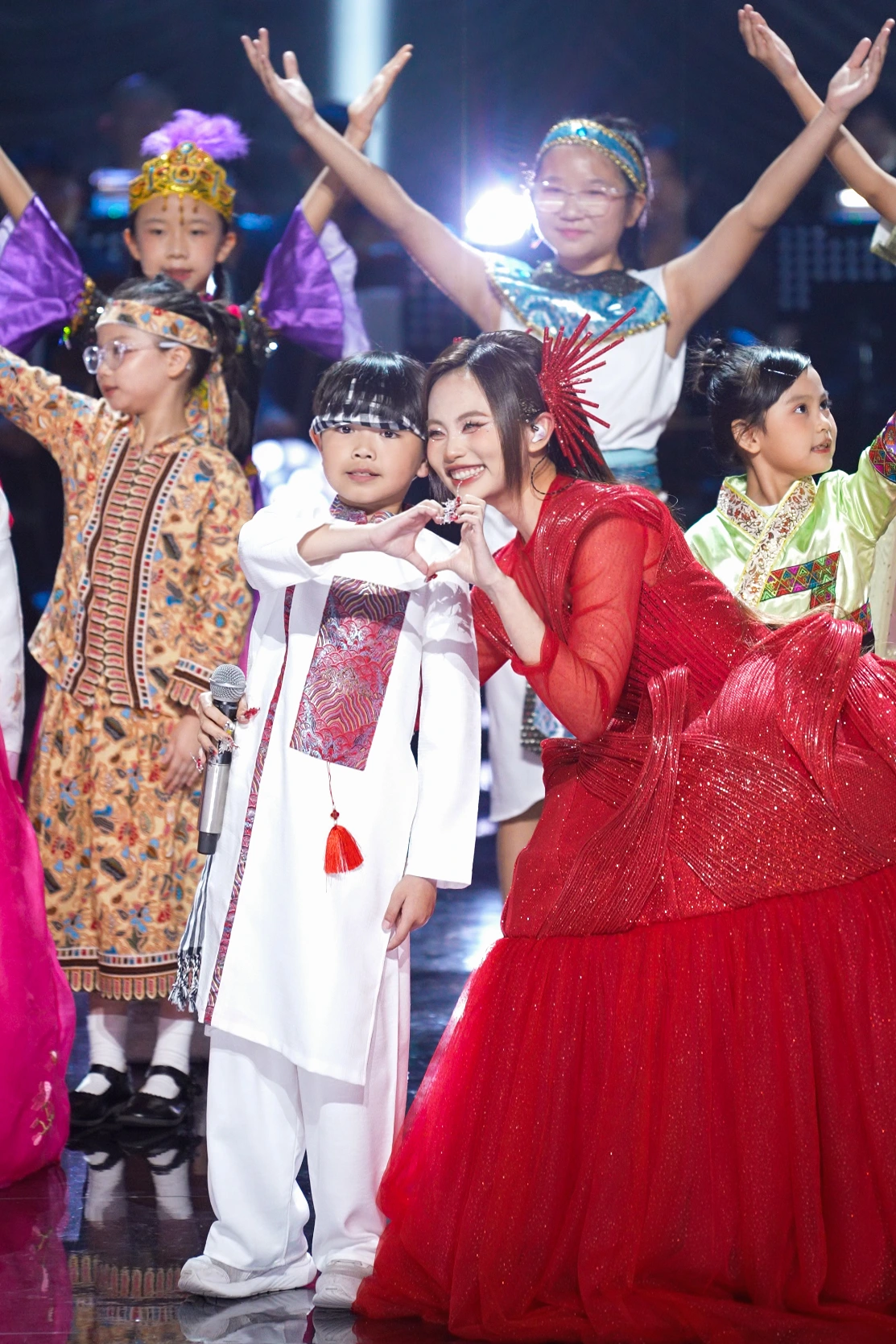 Phương Mỹ Chi kết hợp truyền thống và hiện đại quảng bá văn hóa Việt Nam tại Sing! Asia Phương Mỹ Chi trình diễn cùng các em nhỏ trong tiết mục Chopstick