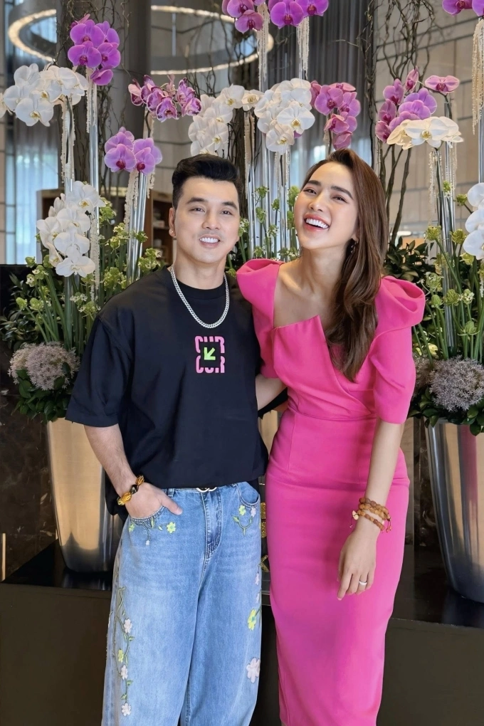 Showbiz Việt 24/7: Minh Cúc bất ngờ chia sẻ về tình yêu với con gái, Đức Phúc trang điểm chờ giờ biểu diễn Vợ chồng Ưng Hoàng Phúc - Kim Cương cùng nhau đi làm.
