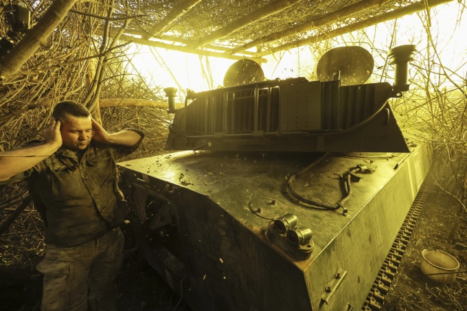 Lựu pháo Ukraine khai hỏa về phía các vị trí của quân đội Nga gần Chasiv Yar, vùng Donetsk, miền đông nước này, hôm 22/7. Ảnh: AP