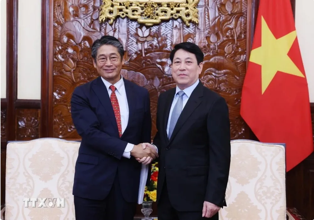 Chủ tịch nước Lương Cường và Đại sứ đặc mệnh toàn quyền Nhật Bản tại Việt Nam Ito Naoki. Chủ tịch nước Lương Cường và Đại sứ đặc mệnh toàn quyền Nhật Bản tại Việt Nam Ito Naoki.