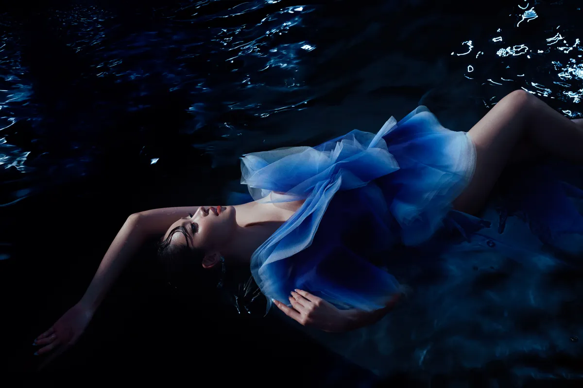 Hoa hậu Thanh Thủy làm nàng thơ trong BST “The Light of Water” - Ảnh1.