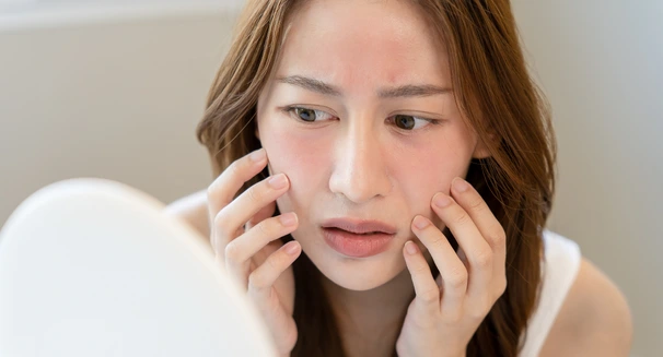 Bạn có đang cảm thấy làn da mình ‘khó ở’ hơn bình thường? Nắng nóng, khói bụi, ô nhiễm, cộng