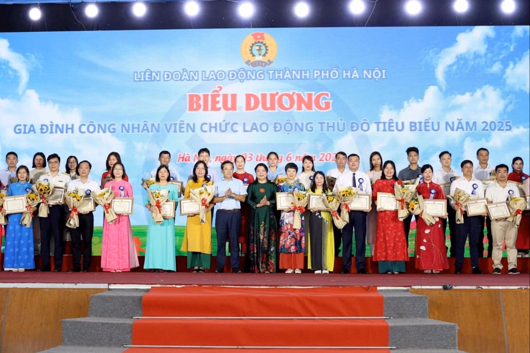 Trao khen thưởng các gia đình công nhân, viên chức, lao động tiêu biểu Trao khen thưởng các gia đình công nhân, viên chức, lao động tiêu biểu