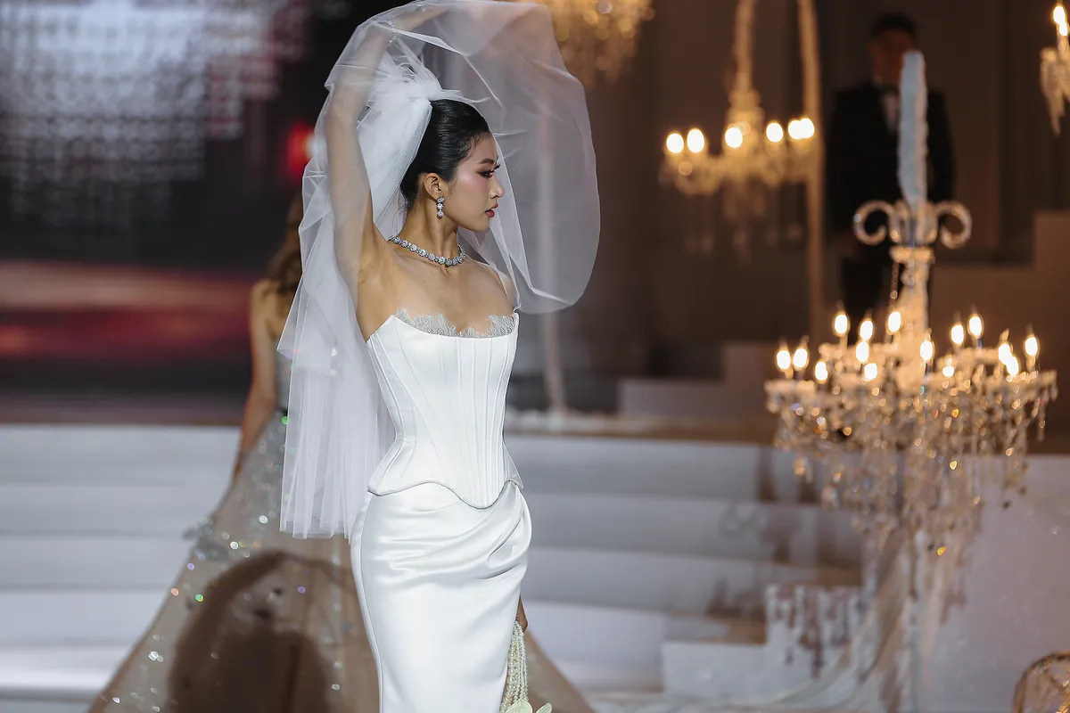 Dàn hoa hậu, á hậu trên sàn catwalk