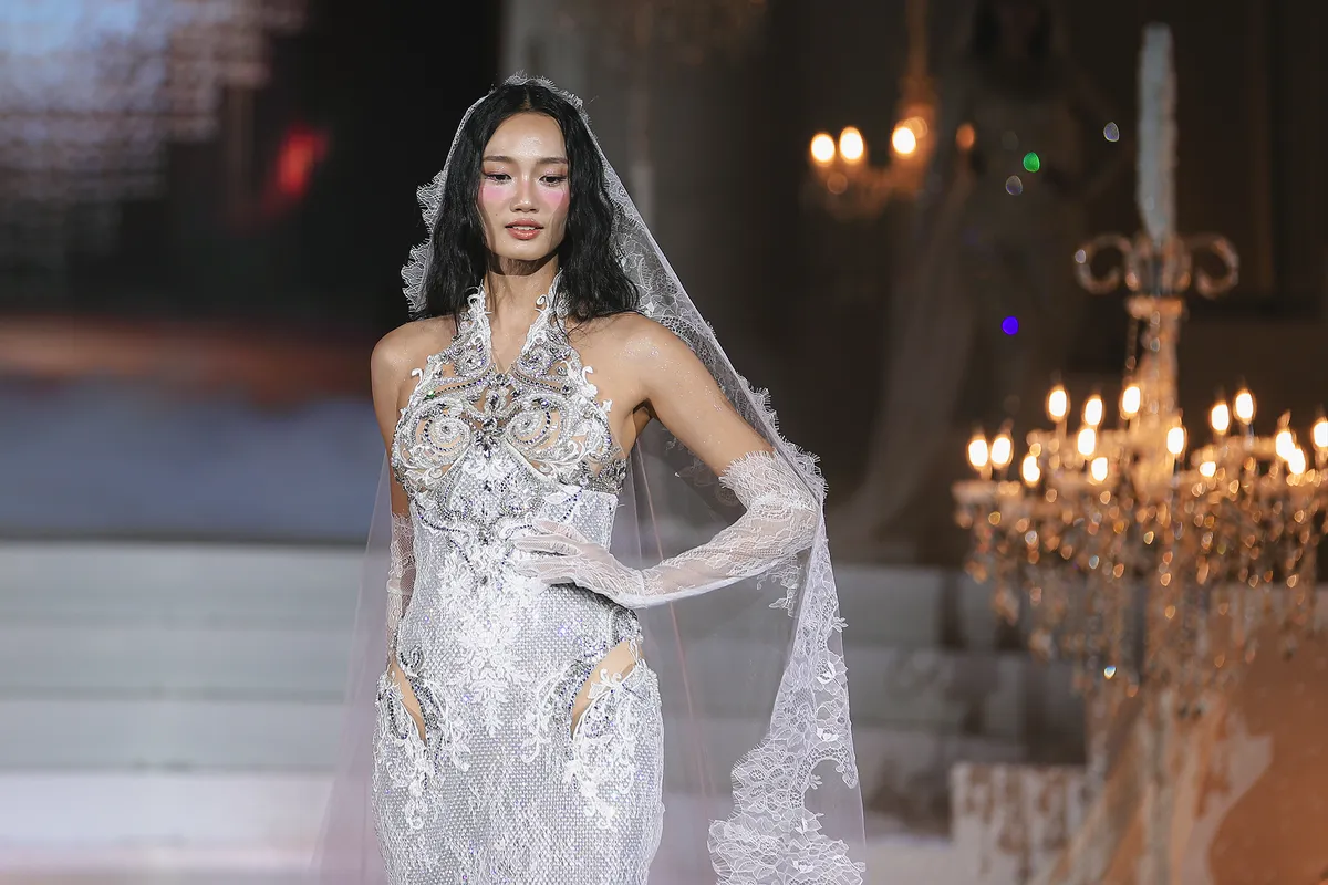 Á hậu Lê Hoàng Phương trong chiếc váy cưới đuôi cá