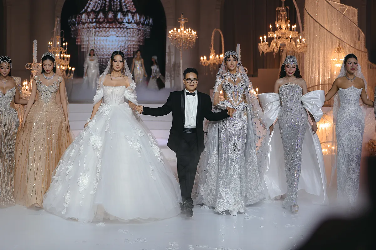 Dàn hoa hậu, á hậu trên sàn catwalk