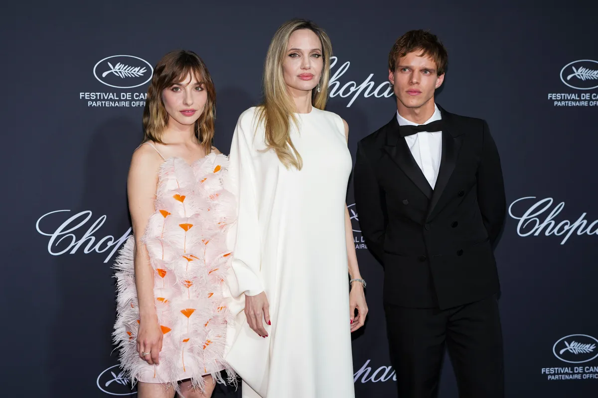 Angelina Jolie với Marie Colomb và Finn Bennett Angelina Jolie với Marie Colomb và Finn Bennett