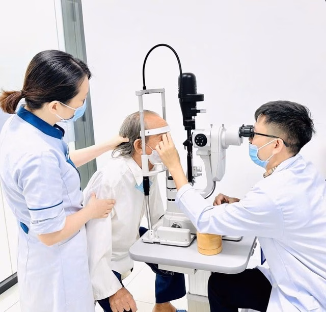 Mỗi ánh mắt, một niềm tin- Ảnh1 Chương trình phẫu thuật miễn phí cho trí thức cao tuổi