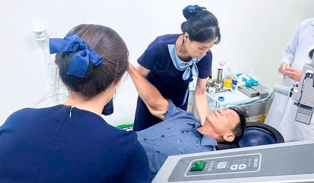 Kịp thời cấp cứu ca bỏng mắt vì xăng- Ảnh1. Kịp thời cấp cứu ca bỏng mắt vì xăng- Ảnh1.