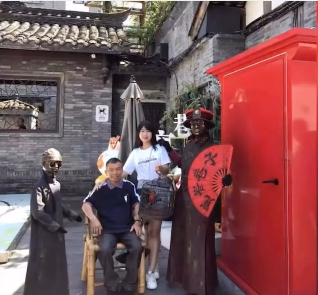 Bố vất vả, làm đủ nghề để nuôi Xiaofei Bố vất vả, làm đủ nghề để nuôi Xiaofei