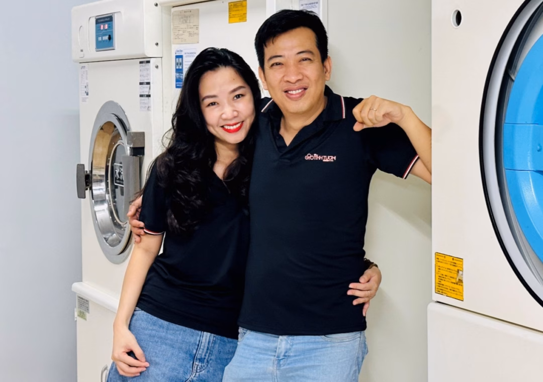 Nhà văn Hoàng Anh Tú và bà xã - chị Nguyễn Lê Trang