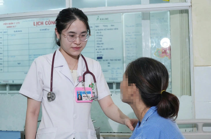Bác sĩ thăm khám và theo dõi sức khỏe bệnh nhân Bác sĩ thăm khám và theo dõi sức khỏe bệnh nhân