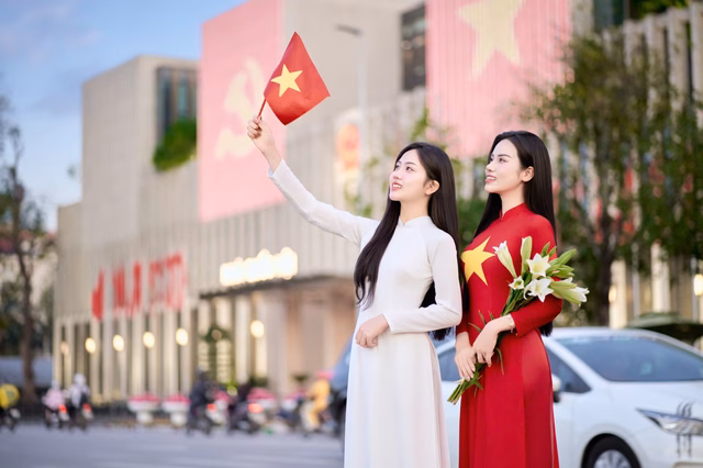 Huyền Thương trong bộ ảnh áo dài Xu hướng chụp ảnh áo dài dịp 30-4 của giới trẻ Hà Nội
