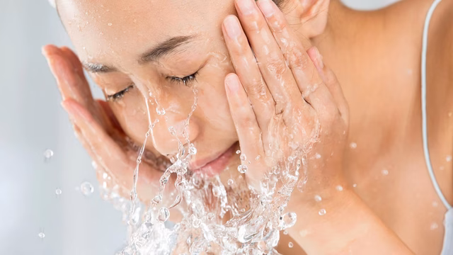 Sữa rửa mặt bọt, tích hợp đầu massage tiện dụng