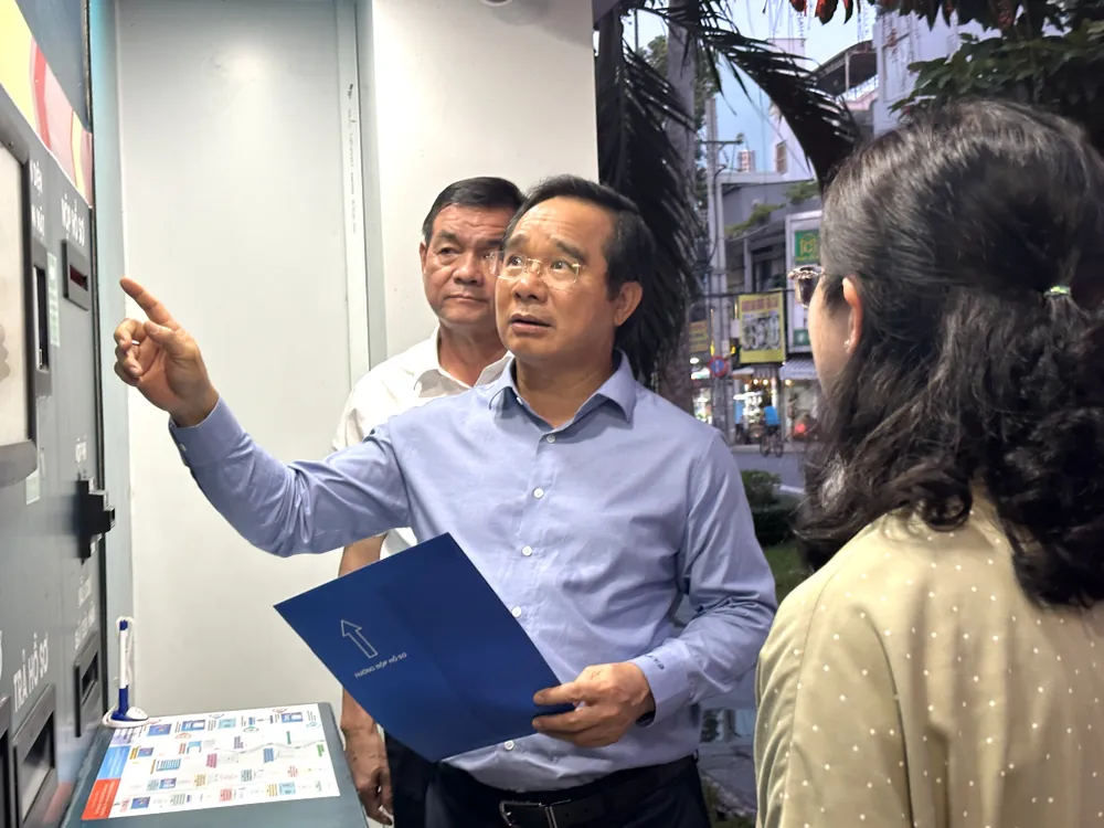 Chủ tịch UBND TP.HCM Nguyễn Văn Được trải nghiệm nộp hồ sơ trực tuyến Chủ tịch TP.HCM Nguyễn Văn Được trải nghiệm nộp hồ sơ trực tuyến bằng ‘ATM24/7’ ở quận 6.