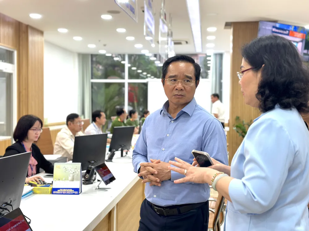 Chủ tịch UBND TP.HCM Nguyễn Văn Được và Chủ tịch UBND quận 6 Lê Thị Thanh Thảo Chủ tịch UBND TP.HCM Nguyễn Văn Được và Chủ tịch UBND quận 6 Lê Thị Thanh Thảo trao đổi tại Trung tâm Hành chính công quận 6.