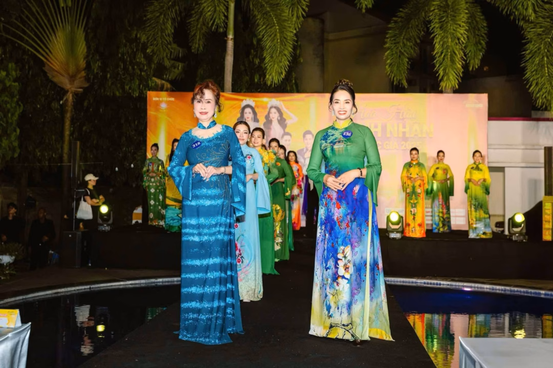 Ban giám khảo chấm thi