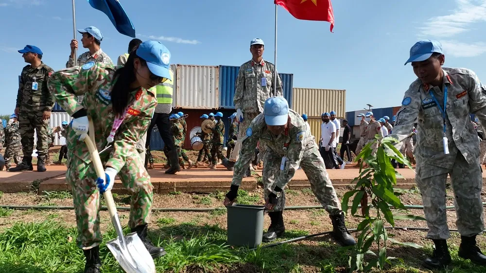 Bộ đội Việt Nam trồng cây xanh trong khuôn viên doanh trại Bộ đội Việt Nam trồng cây xanh trong khuôn viên doanh trại