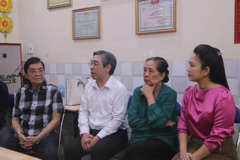 Đoàn lãnh đạo TP đến thăm NSND Thanh Tuấn