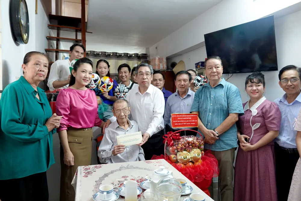 Ông Nguyễn Phước Lộc tặng quà cho NSND Đinh Bằng Phi