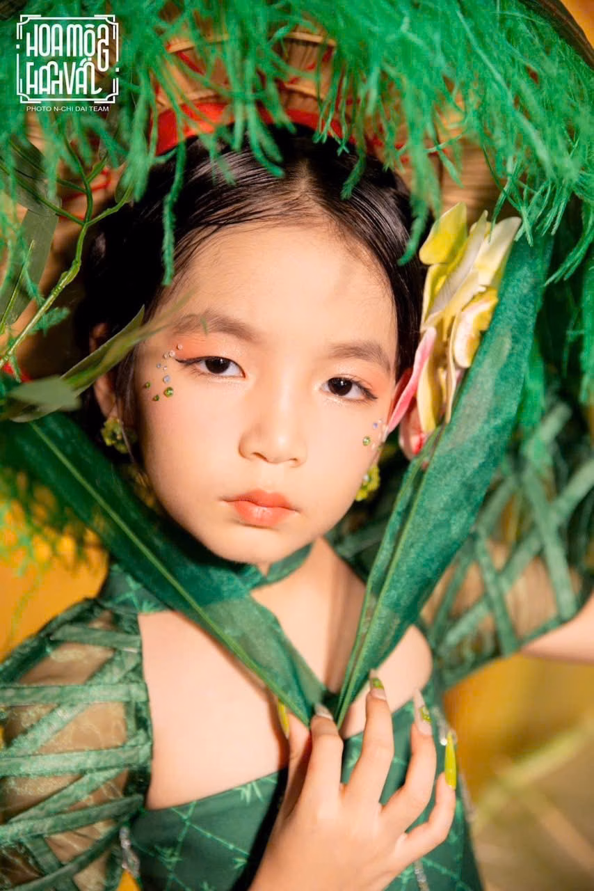 Mẫu nhí trong BST 'Hoa Mộng - Thanh Vân' Mẫu nhí trong BST 'Hoa Mộng - Thanh Vân'