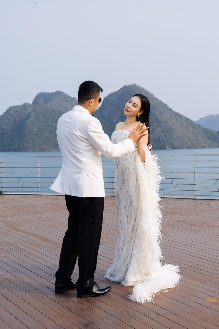 Hồ Quỳnh Hương cho biết vợ chồng cô càng thêm thấu hiểu tình thương, sự hy sinh của bố mẹ