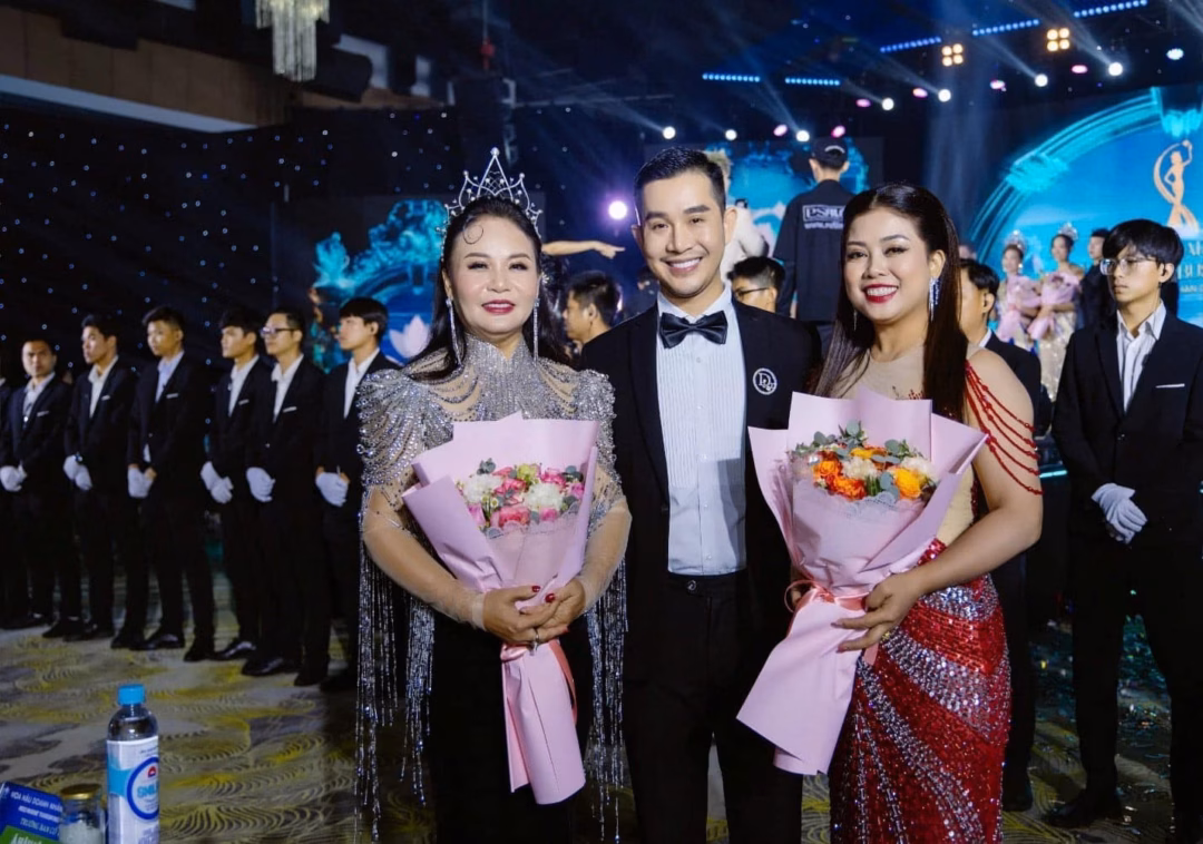Thí sinh trong bộ trang phục dạ hội