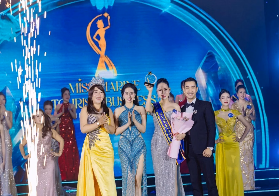 NTK Tom Kara trao giải