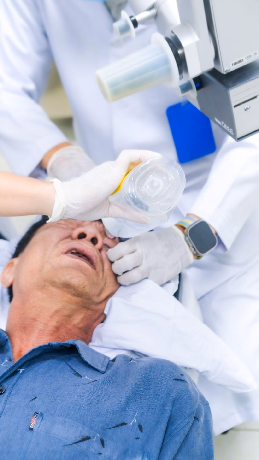 Kịp thời cấp cứu ca bỏng mắt vì xăng- Ảnh2. Kịp thời cấp cứu ca bỏng mắt vì xăng- Ảnh2.