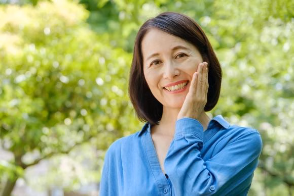 Phụ nữ trung niên quản lý tài chính