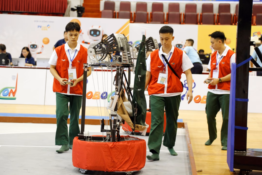 Các đội tuyển trình diễn robot tại vòng sơ tuyển Robocon Việt Nam 2025 Các đội tuyển trình diễn robot tại vòng sơ tuyển Robocon Việt Nam 2025