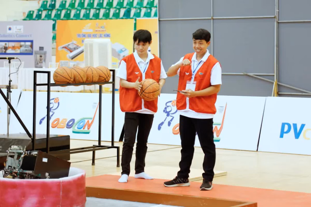 Đội tuyển Học viện Kỹ thuật Quân sự trình diễn robot Đội tuyển Học viện Kỹ thuật Quân sự trình diễn robot