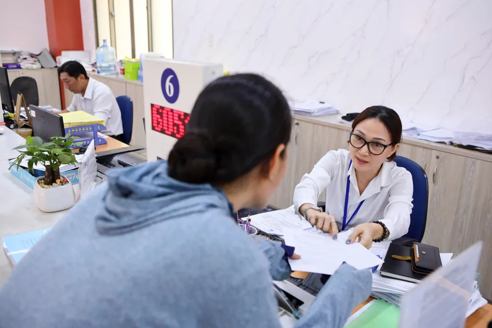TP.HCM khảo sát hơn 56.000 cán bộ, công chức, viên chức về chủ trương sắp xếp bộ máy Kết quả khảo sát hơn 56.000 cán bộ TP.HCM về chủ trương sắp xếp bộ máy