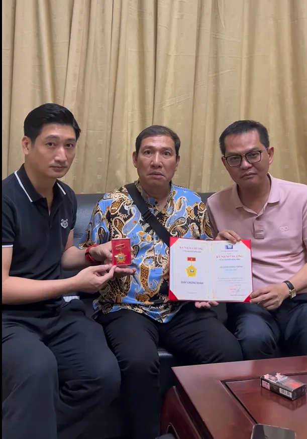 NSƯT Quang Thắng NSƯT Quang Thắng nhận Kỷ niệm chương