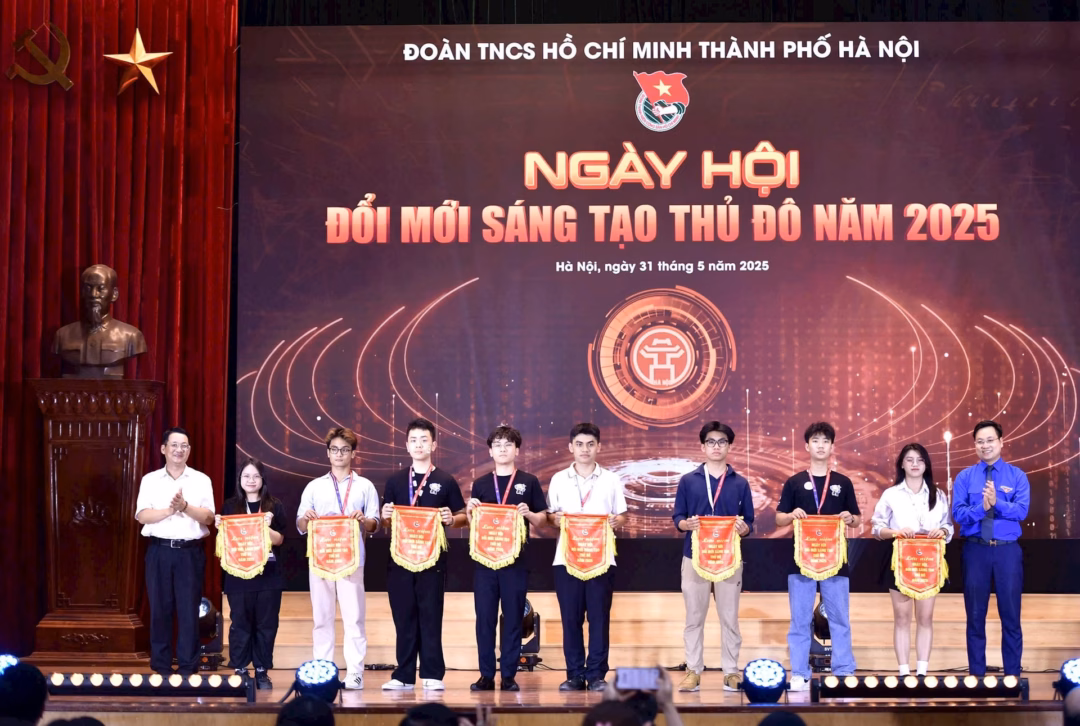 Phó Trưởng ban Tuyên giáo và Dân vận Thành ủy Hà Nội Vũ Hà và Phó Bí thư Thành đoàn Trần Quang Hưng trao Cờ lưu niệm cho các startup